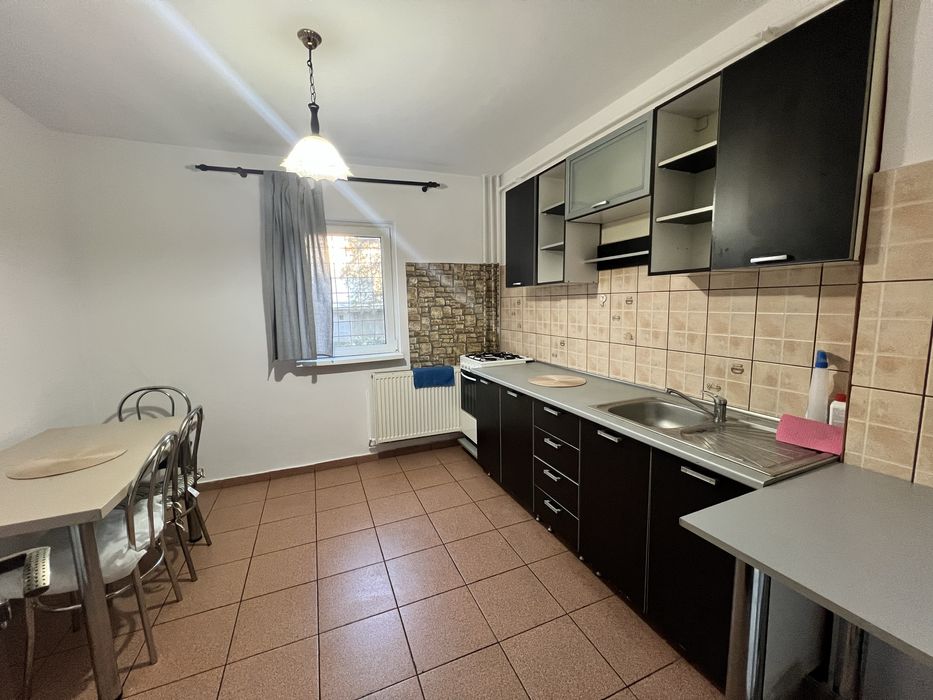 Inchiriez apartament 3 camere, zona Lipovei