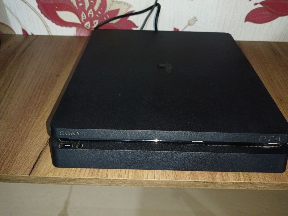 Vând PS4 intr-o stare buna!