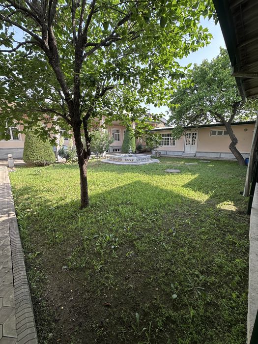 Hovli sotiladi 8 sotix xonalar soni 6