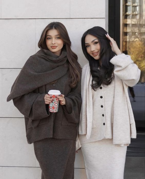 Коричневый тройка с шарфом