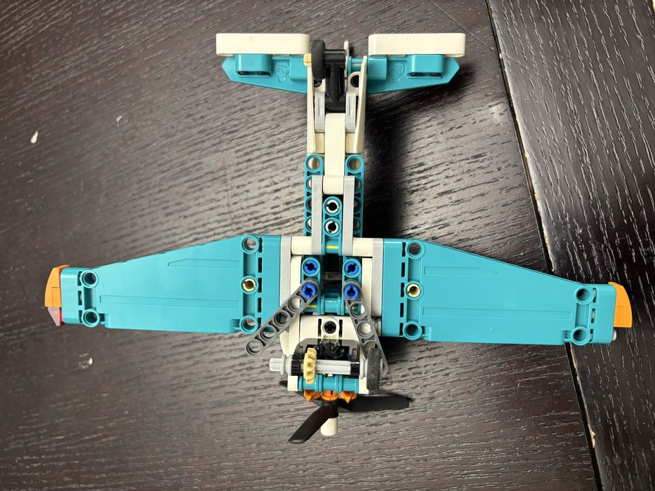 Самолет Lego TEXHNIC