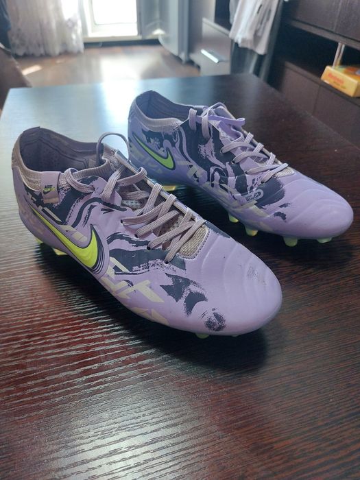 Футбольные кроссовки