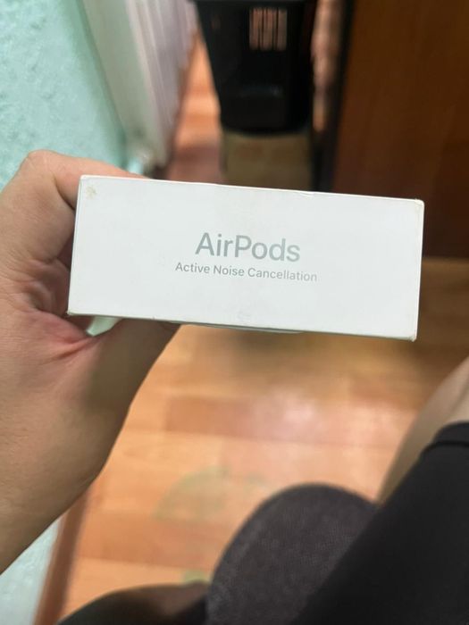 Продам наушники AirPods 4