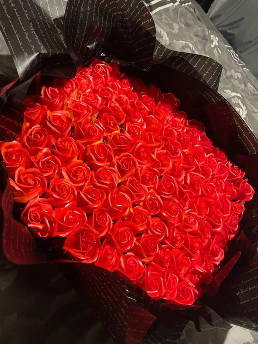 Декорация от 101 сапунени рози