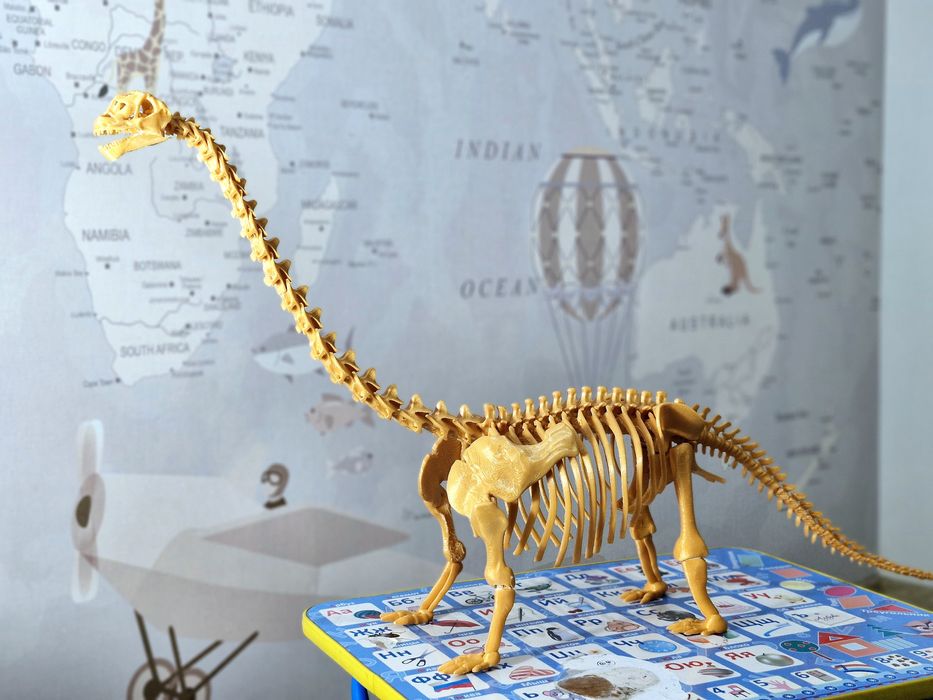 Игрушечный скелет динозавра
