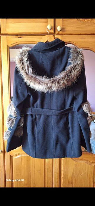 Вълнено палто с акценти от естествен косъм