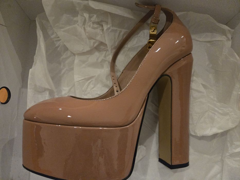 Официални обувки на висок ток в  бежов цвят