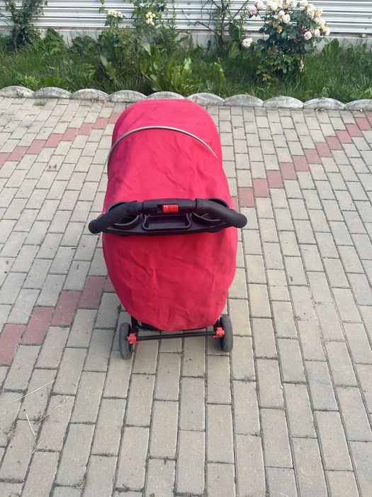 Cărucior copii roșu, bine întreținut, gata de utilizare
