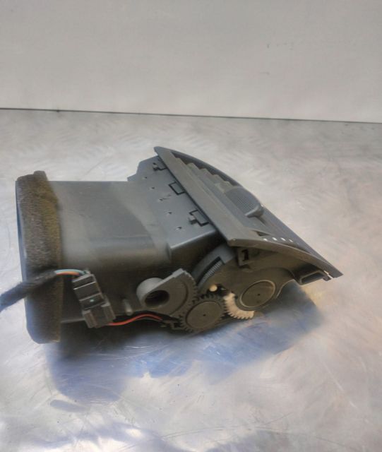 Grila  ventilatie stanga 4e0820902 Audi A8 D3/4E