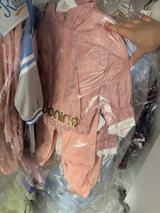 Разпродажба на детски дрехи от затворил магазин