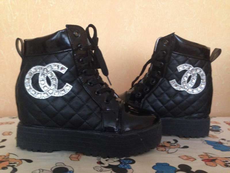 Продавам дамски боти на платформа