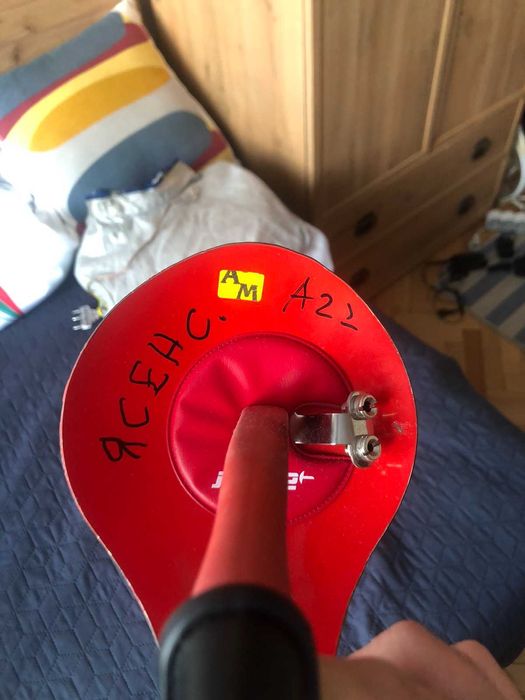 Екипировка за фехтовка на сабя, лява екипировка.