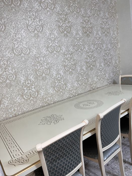 Стол без стульев