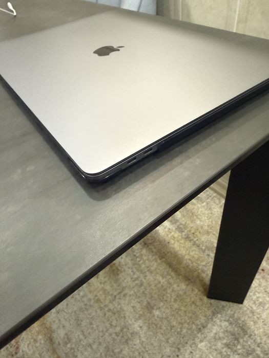 MacBook Pro 16” 2019 • Core i9 • 16 GB • SSD 1 TB