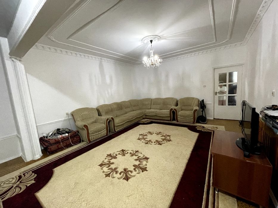 Себзорда  барча жихозлари билан . 2 xonali uy sotiladi yoki xovliga yo