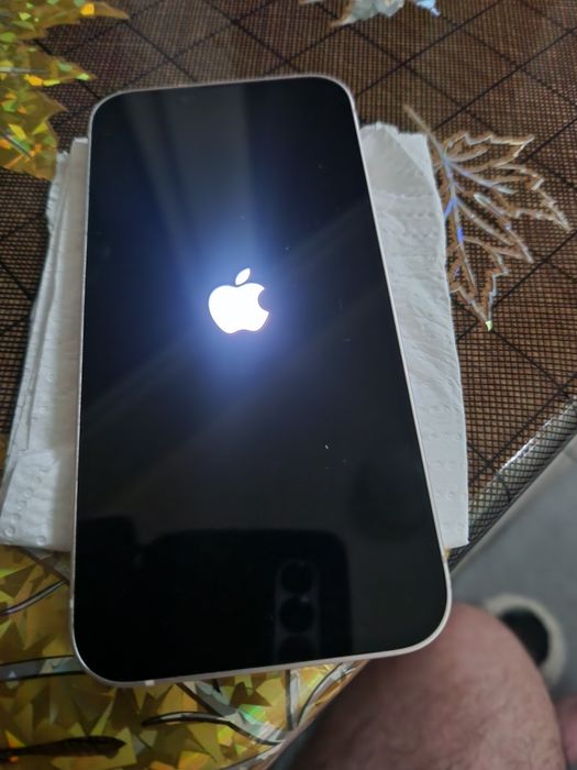 Vând iphone 13 alb