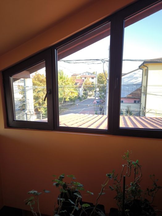 Vand casa la curte zona parc Bazilescu.Bucurestii Noi.parter etaj.mans