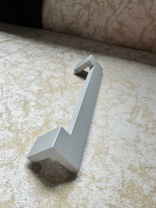 Дръжки за вратички и крачета за шкаф