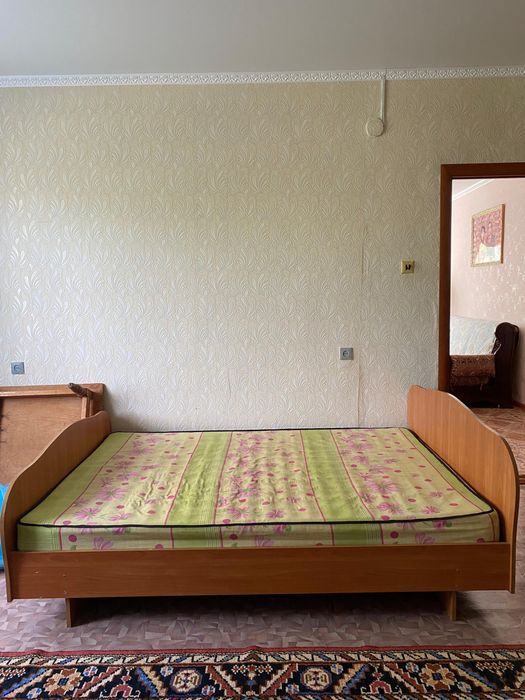 Спальный гарнитур: шкаф, кровать и трюмо