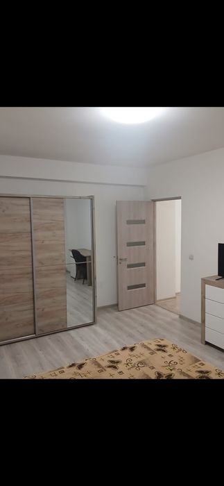 Închiriez garsoniera.