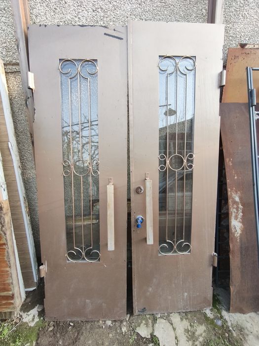 Железная двустворчатая дверь