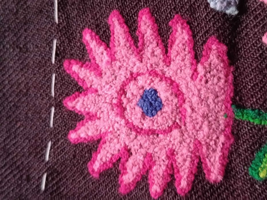 Автентична престилка с флорални мотиви