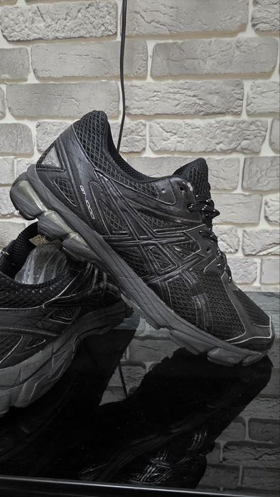 Оригинальные кроссы ASICS