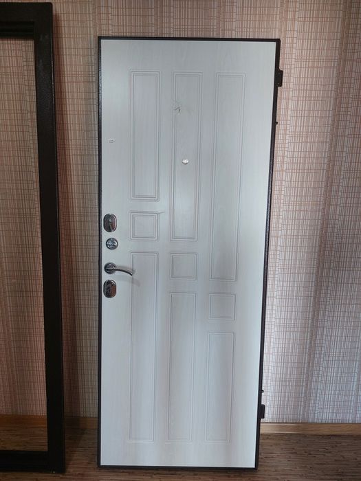 Продам входную  дверь .