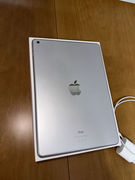 iPad 8th Gen - Пълен комплект!