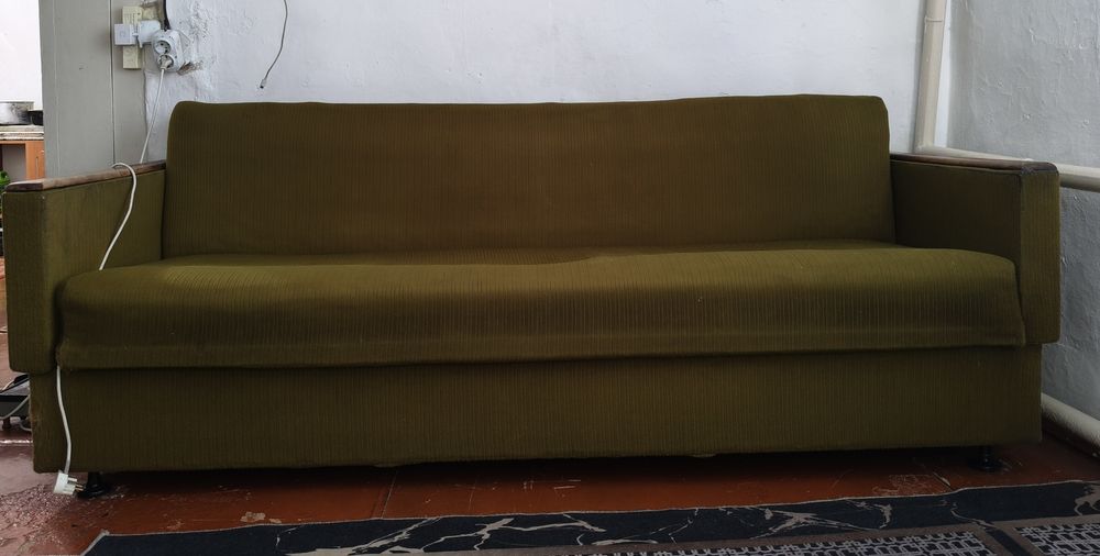 Продам раскладной диван (крепкий, советский)