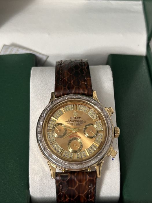 Золотые часы с бриллиантами