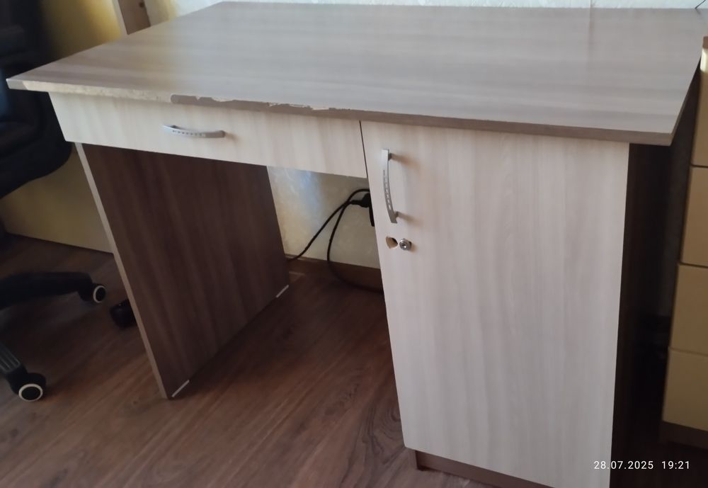 Стол письменный с полкой