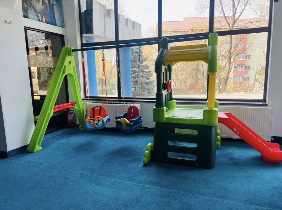 Spatiu de joacă, cu leagane si tobogan Little Tikes.