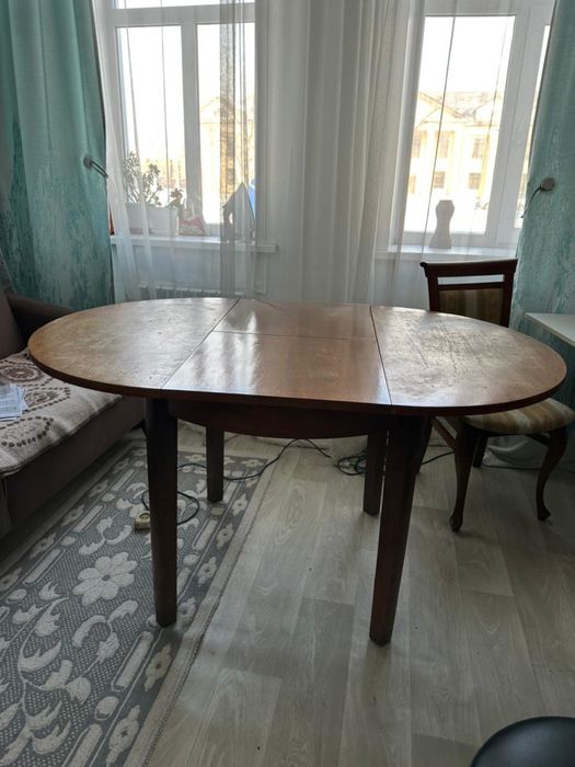 Стол и детская кровать