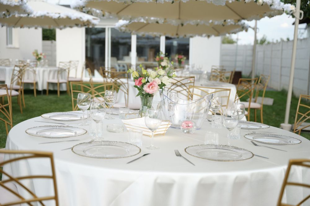 Scaune, mese, umbrele, vesela, corturi, aripi inger de inchiriat!