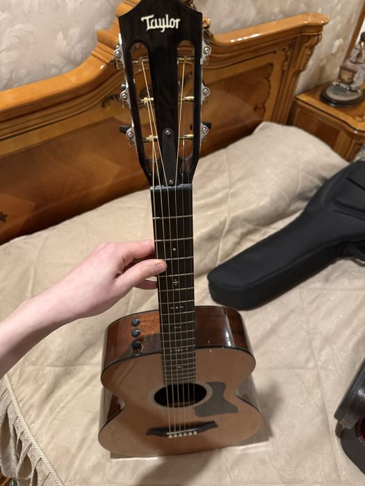 Электроакустическая гитара Taylor