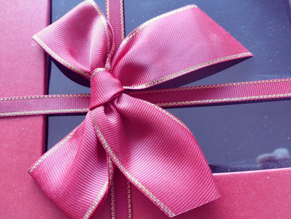 Червена подаръчна кутия