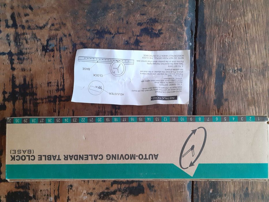 часовник движещ се по релса сам и показващ дата, дизайнерски