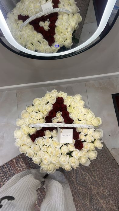 Цветы Розы белые и красные