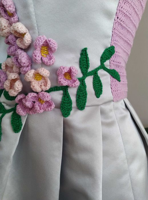 Рокля " люляк" с ръчно плетени цветя