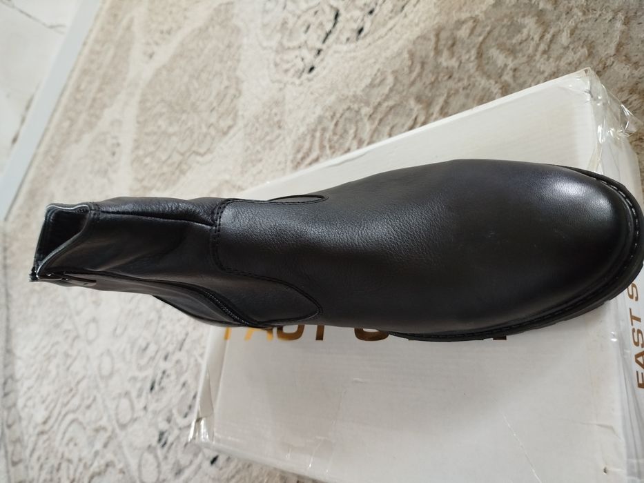 Сапоги продаётся