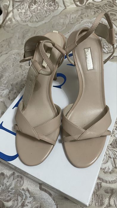 Босоножки фирмы Guess