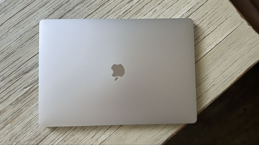 Продавам MacBook Pro 16” – Core i9, 16GB RAM, AMD 5500M