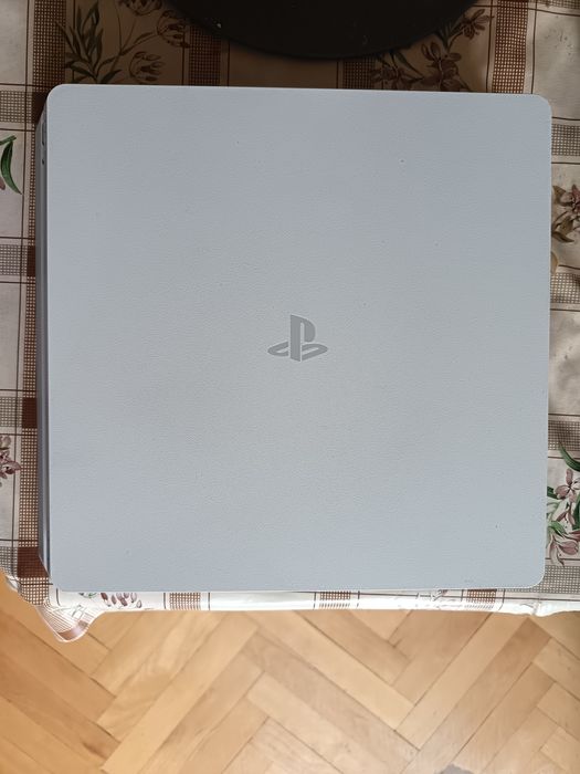 Продавам бял ps4 с 3 игри и контролер