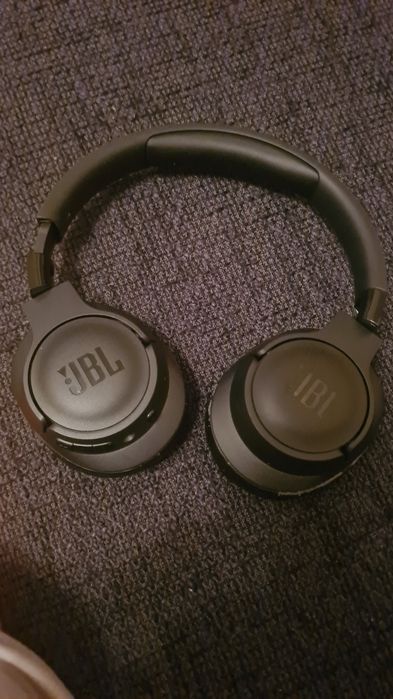 Vand casti jbl in stare buna, abea au fost folosite