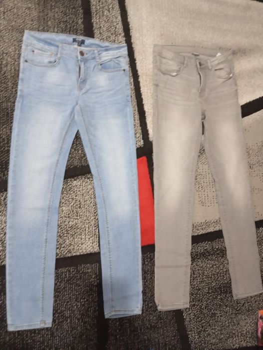 Vând blugi diferite culori.
