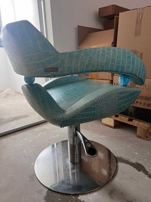 Scaun de salon / coafor din piele naturala