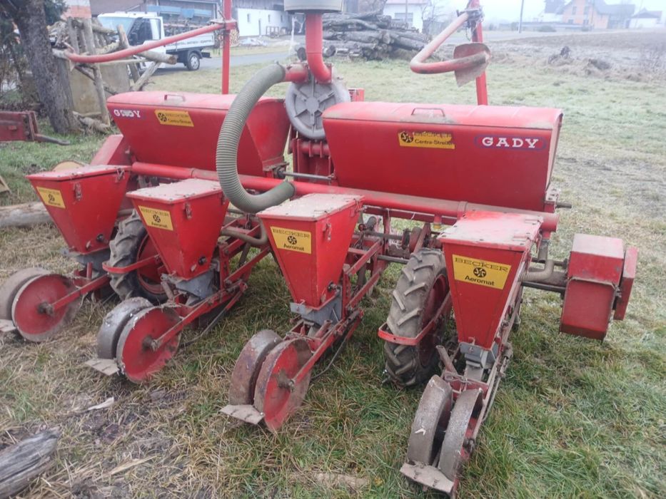 Semanatoare porumb BEKER . .