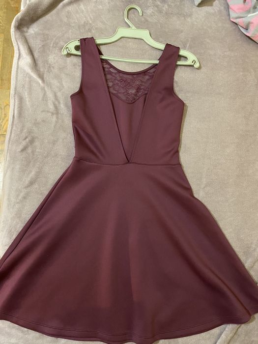 Рокля с ефектен гол гръб