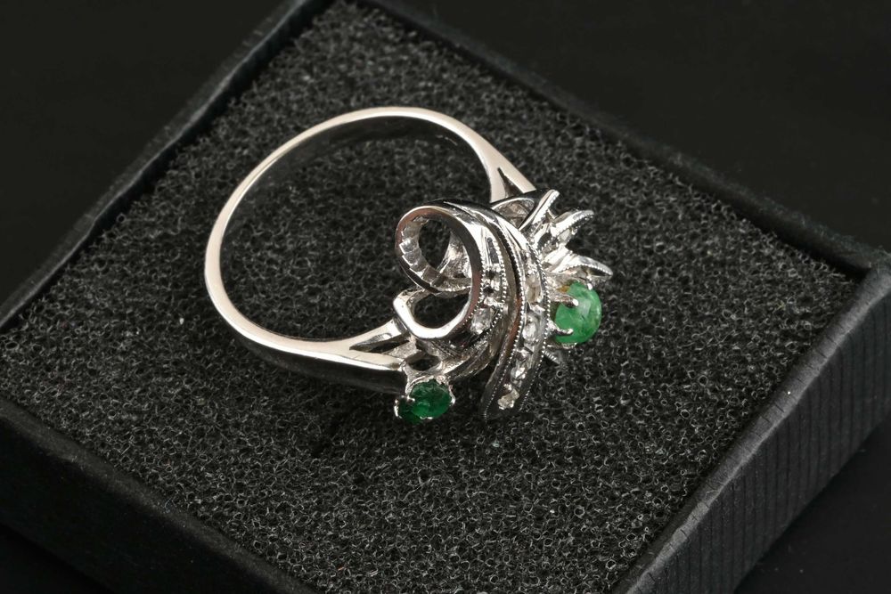 Златен Пръстен Бяло Злато 750 с Диаманти и Смарагди 4.3грама Размер 55